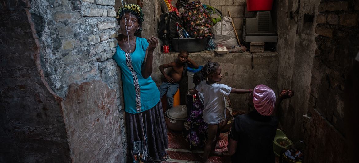 نساء وأطفال نازحون في هايتي يحتمون في مسرح بوسط مدينة بورت أو برنس.