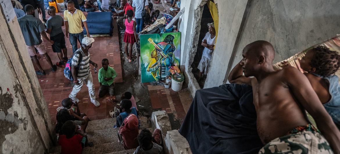 Pessoas que fugiram de suas casas devido à insegurança encontram abrigo em um teatro no centro de Porto Príncipe