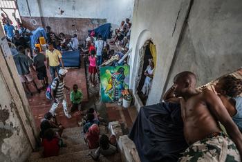 Des personnes qui ont fui leur domicile en raison de l'insécurité ont trouvé refuge dans un théâtre du centre-ville de Port-au-Prince.