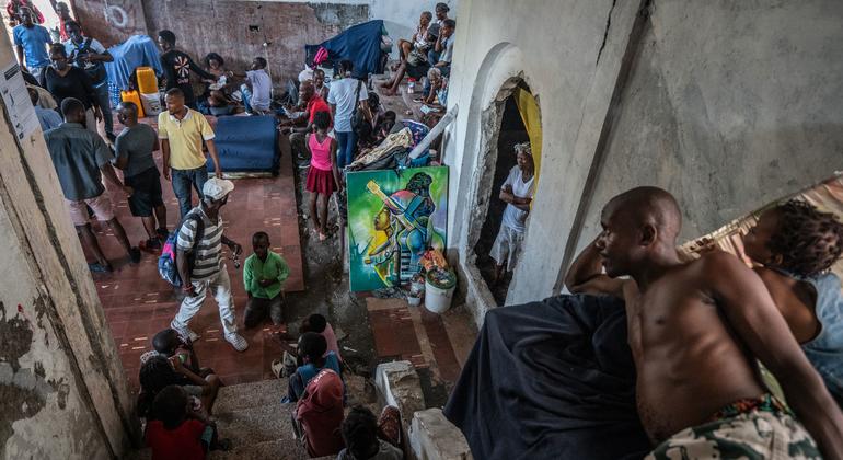 Personas que han huido de sus hogares debido a la inseguridad encuentran refugio en un teatro del centro de Puerto Príncipe.