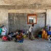 Une famille déplacée, chassée de chez elle, se prépare à faire d'une école abandonnée son nouveau domicile, en Haïti (photo d'archives).