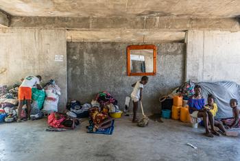Une famille déplacée, chassée de chez elle, se prépare à faire d'une école abandonnée son nouveau domicile, en Haïti (photo d'archives).