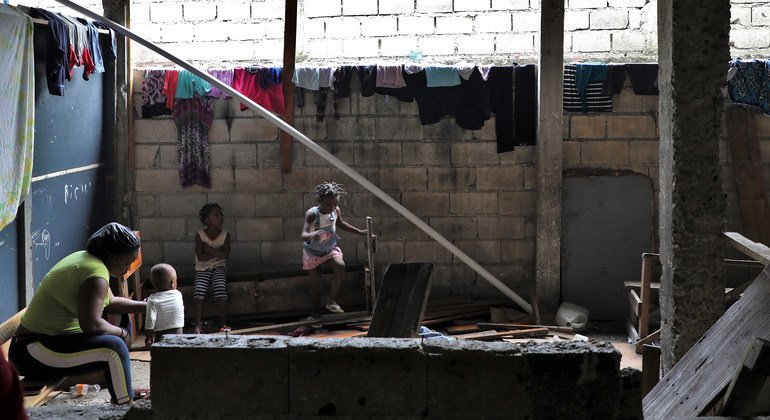 Des familles vivant dans une école ont été relogées par l'OIM dans d'autres lieux sécuritaires.Des familles vivant dans une école ont été relogées par l'OIM dans d'autres lieux sécuritaires.