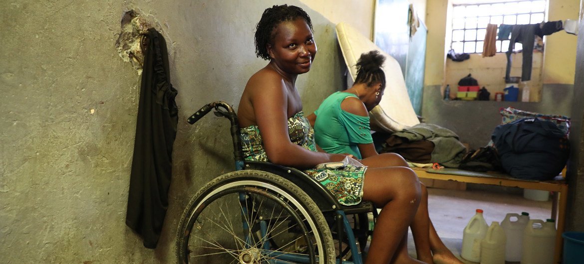 Judith tem 27 anos, dois filhos e ficou paralisada após ser atingida por uma bala. 