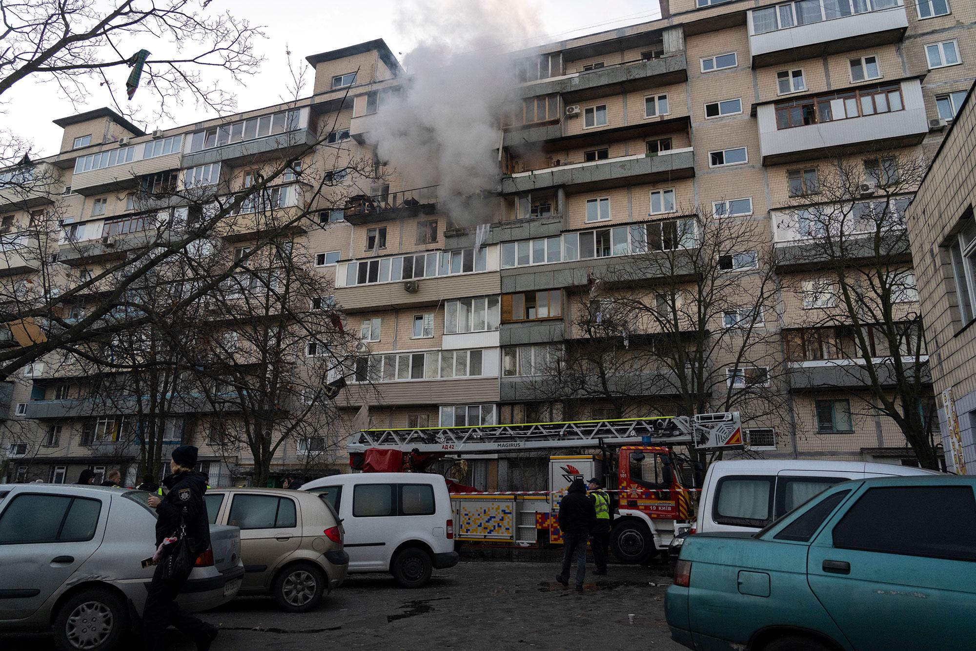 De la fumée s'élève d'un immeuble résidentiel à Kiev suite à une attaque de drone nocturne.