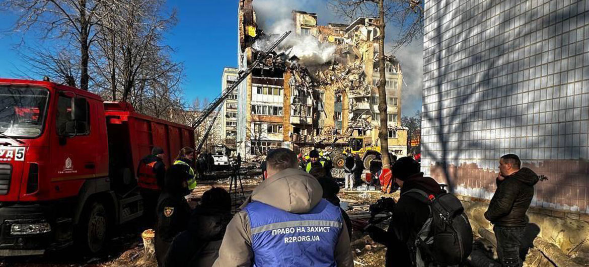 Des secouristes et des passants se rassemblent près d'un bâtiment gravement endommagé à Ternopil, en Ukraine, après une frappe.