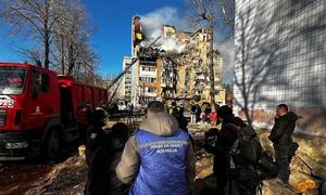 पश्चिमी यूक्रेन के तेरनोपिल में घातक हमलों की चपेट में आए आम नागरिकों तक सहायता पहुँचाने में जुटी राहतकर्मी.