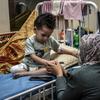 Un niño de 3 años, cuya casa fue bombardeada, se recupera en el hospital de Nasser tras la amputación de parte de su pierna derecha.