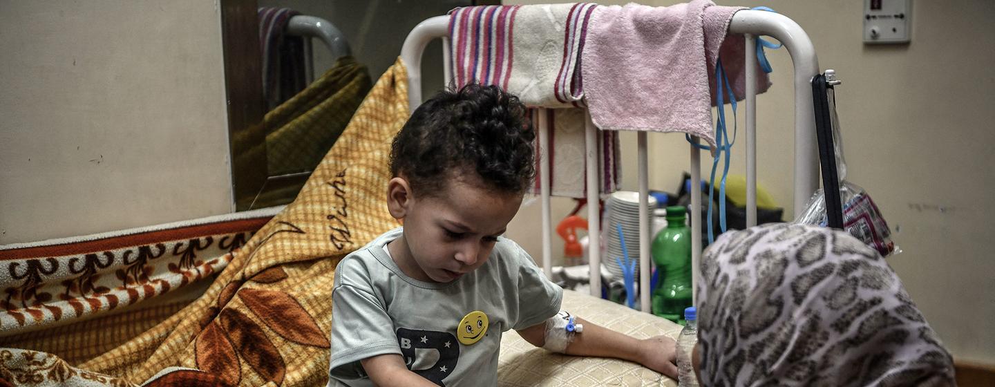 Un garçon de 3 ans, dont la maison a été bombardée, se rétablit à l'hôpital Nasser après l'amputation d'une partie de sa jambe droite.     