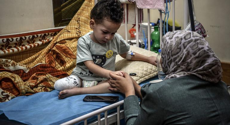 Menino de 3 anos, cuja casa foi bombardeada, se recupera no hospital Nasser após a amputação de parte de sua perna direita