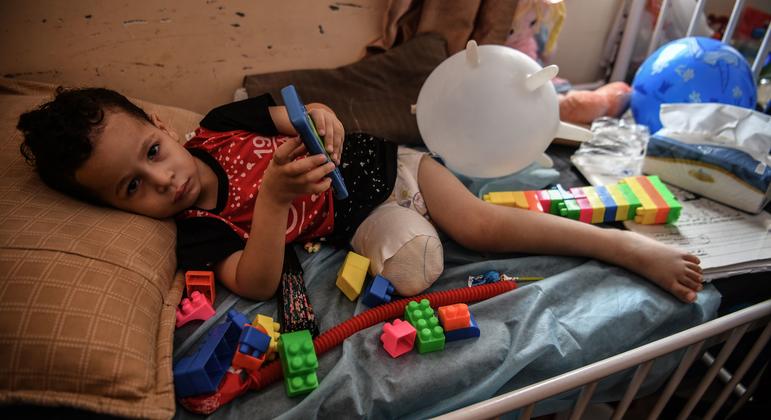 ग़ाज़ा पट्टी के मध्यवर्ती इलाक़े में एक मिसाइल हमले में घायल होने के बाद, इस 3 वर्षीय लड़की की एक टांग काटनी पड़ी.