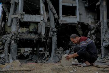 Un hombre busca entre los escombros de su casa destruida en la ciudad de Sheikh Zayed, en el norte de la Franja de Gaza.