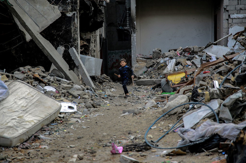 Un enfant de 5 ans joue devant sa maison détruite dans la ville de Sheikh Zayed, au nord de la bande de Gaza.