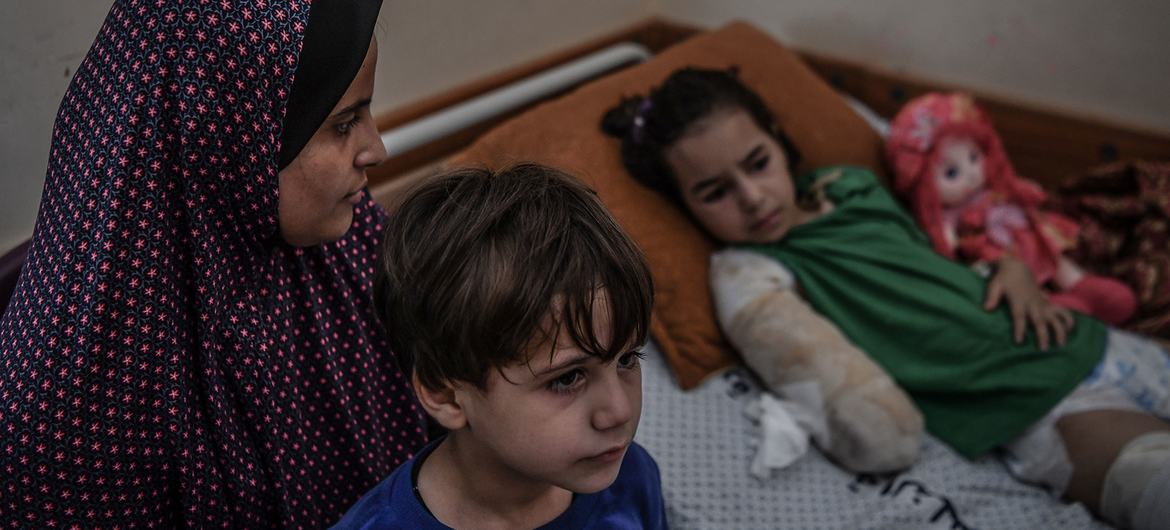 Une mère prend soin de son fils et de sa fille blessés lors d'une frappe aérienne dans la ville de Gaza.