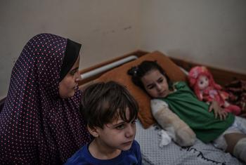 Une mère prend soin de son fils et de sa fille blessés lors d'une frappe aérienne dans la ville de Gaza.