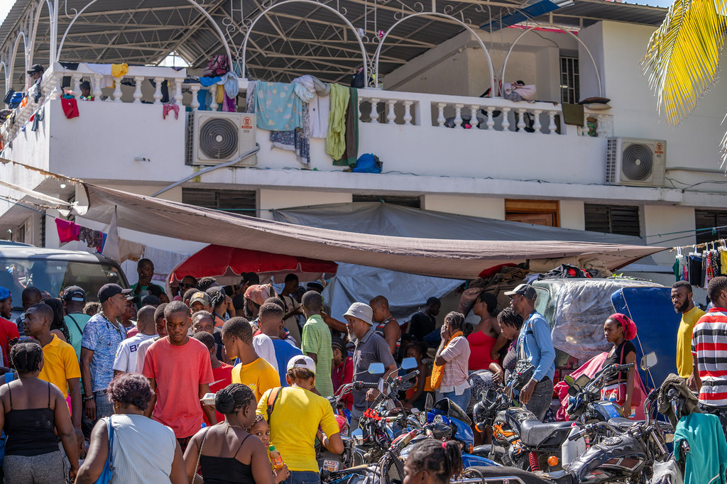 Des familles déplacées se rassemblent dans la capitale haïtienne, Port-au-Prince, alors que l'ONU distribue de l'aide. 