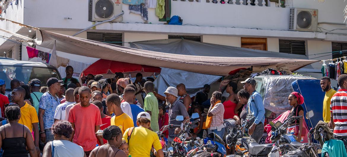 Famílias deslocadas na capital haitiana, Porto Príncipe, onde a ONU distribui ajuda