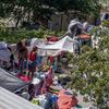Familias haitinas desplazadas por la violencia se refugian en las calles de la capital del país, Puerto Príncipe.