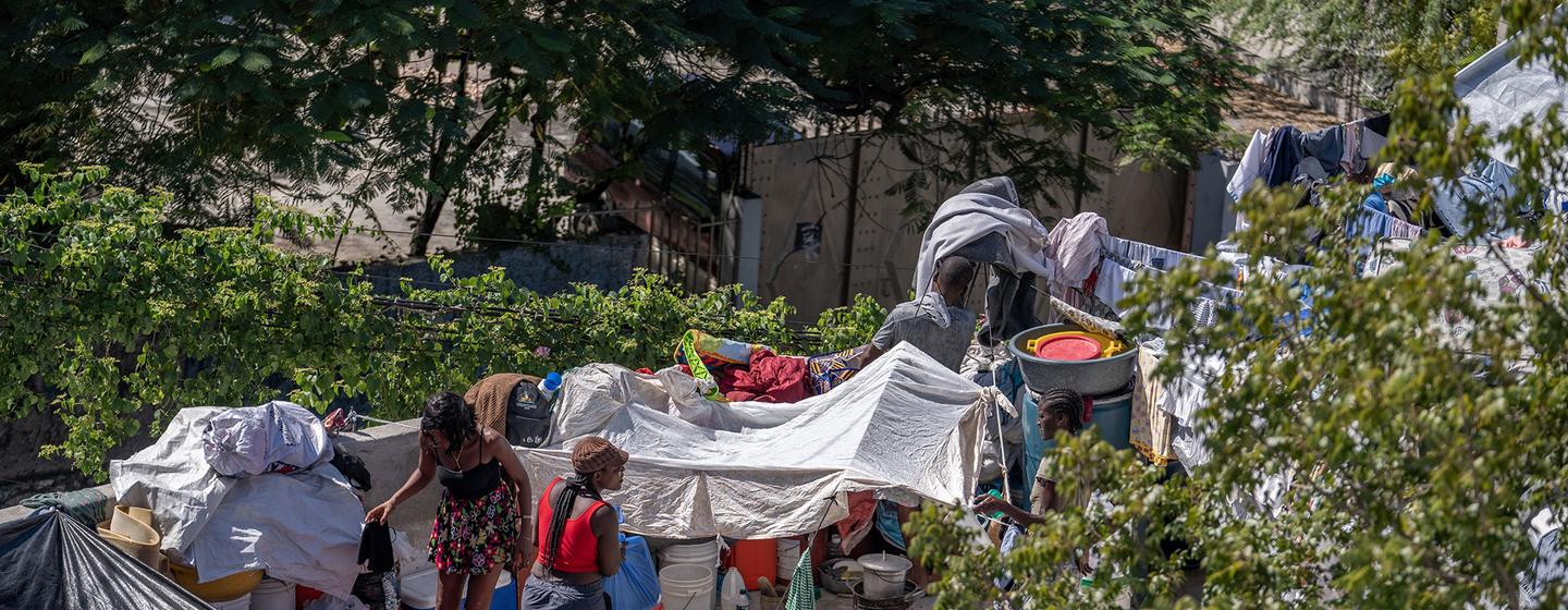 Des Haïtiens déplacés par la violence trouvent refuge dans les rues de la capitale, Port-au-Prince.