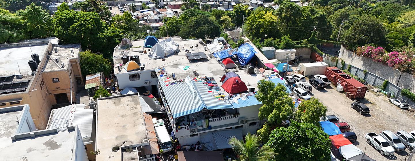 Vues aériennes de Port-au-Prince et d'un site de déplacement à Port-au-Prince.