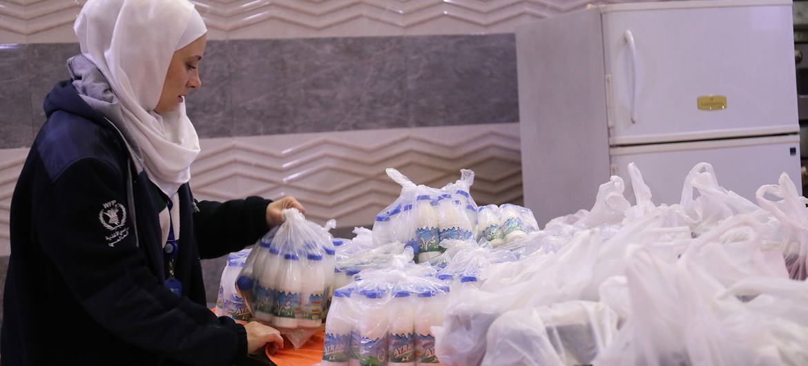 Preparación de raciones alimentarias para distribuir en Alepo, Siria.