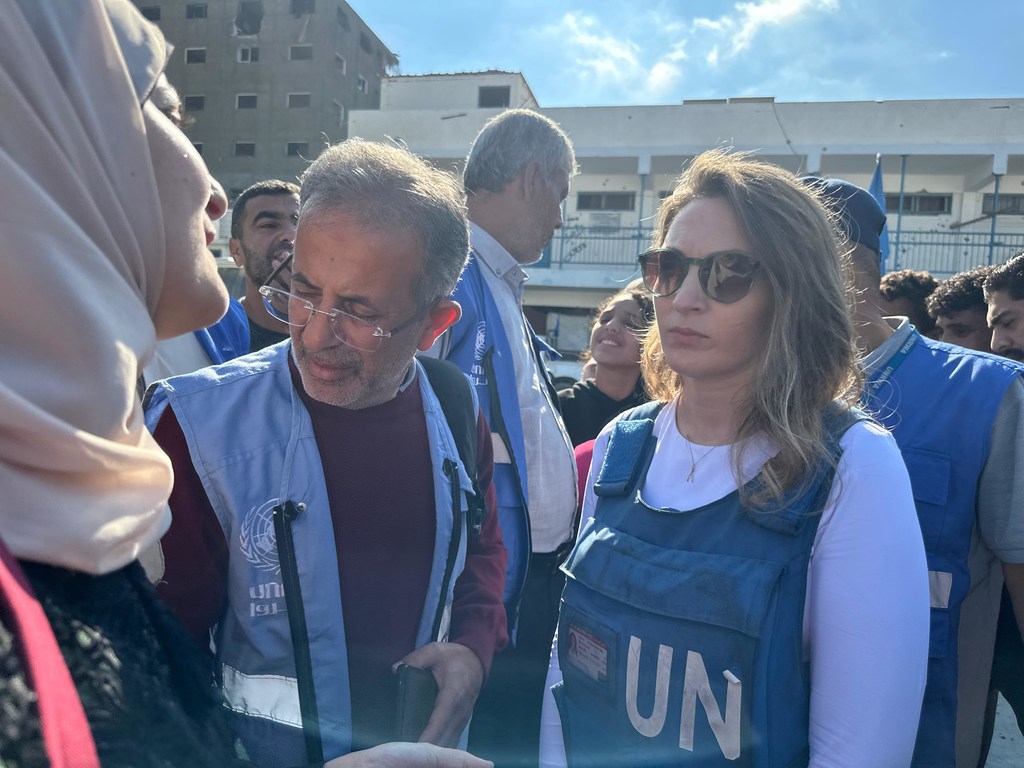 Louise Wateridge, de l’UNRWA, s’entretient avec des familles déplacées du nord de Gaza (novembre 2024)