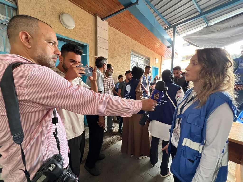 Une responsable de l'UNRWA répond aux questions de journalistes à Gaza (photo d'archives).
