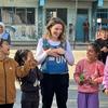 UNRWA کی کونسلر لوئیس واٹریج غزہ شہر کے ایک اسکول میں بچوں کے ساتھ نفسیاتی سرگرمیوں میں حصہ لے رہی ہے۔