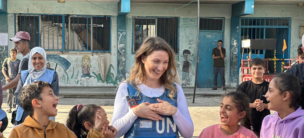 La trabajadora humanitaria de UNRWA Louise Wateridge participando en una actividad psicosocial con niños en una escula en la ciudad de Gaza en noviembre de 2024.