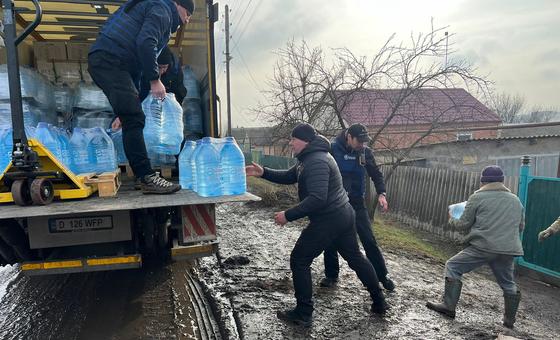 إيصال المياه والإمدادات الطبية الإنسانية إلى المجتمعات المحلية في منطقتي سوليدار ودونيتسك في أوكرانيا.