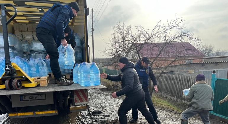 Los trabajadores humanitarios distribuyen agua e insumos médios en Donetsk, Ucrania.