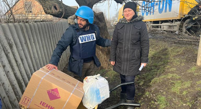 Los suministros humanitarios se entregan a las comunidades en las regiones de Soledar y Donetsk en Ucrania.