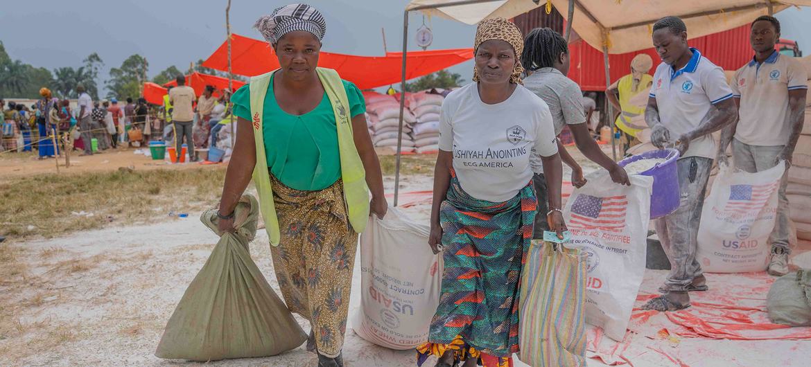 Des Congolais reçoivent une assistance alimentaire dans le territoire de Beni, dans l'est de la République démocratique du Congo.