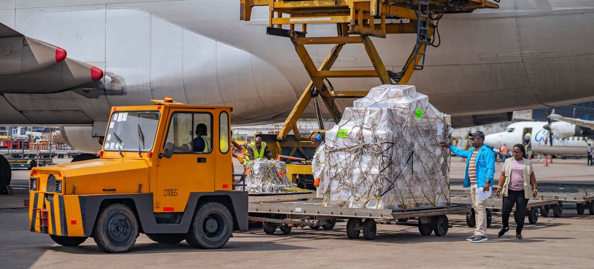 Du matériel médicale arrive à l'aéroport international de Kinshasa, à l'ouest de la RDC.