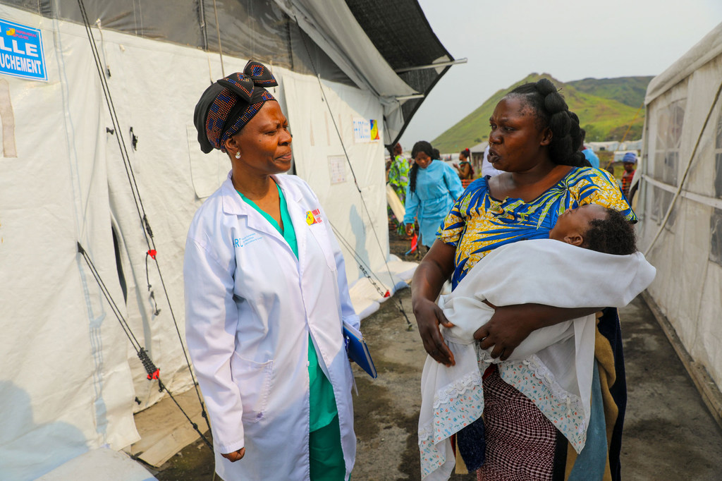 Une femme ayant fui les violences dans l'est de la RDC reçoit des soins postnatals dans un camp de personnes déplacées.