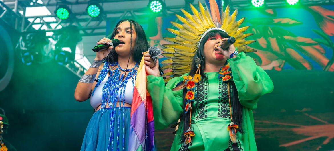 Brazilian federal deputy Célia Xakriabá (right) performs with artist Brisa Flow at the Stand Up for Social Justice concert.