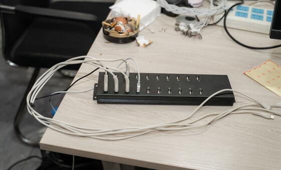 柬埔寨一个诈骗中心的一个工作站在警方突袭后被遗弃.