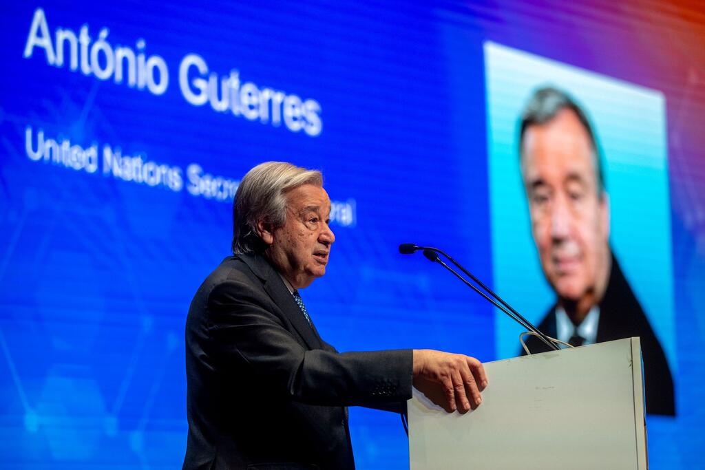 Генеральный секретарь ООН Антониу Гутерриш выступает на саммите в Нью-Дели.