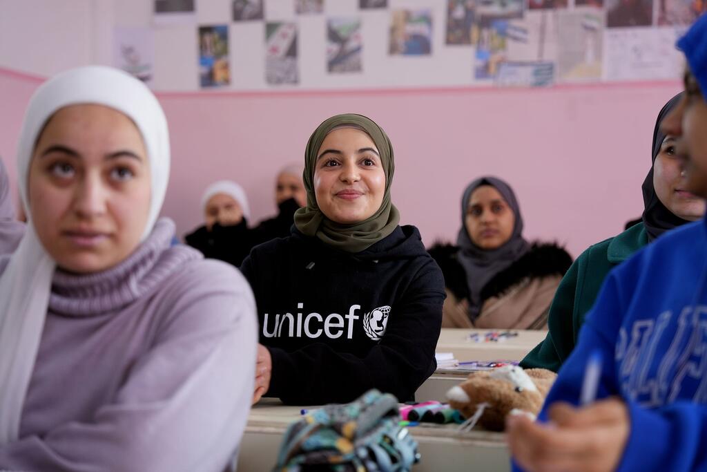 مزون المليحان سفيرة النوايا الحسنة لمنظمة اليونيسف والناشطة السورية في مجال التعليم (الوسط) تزور مدرسة للفتيات في ريف دمشق، سوريا.