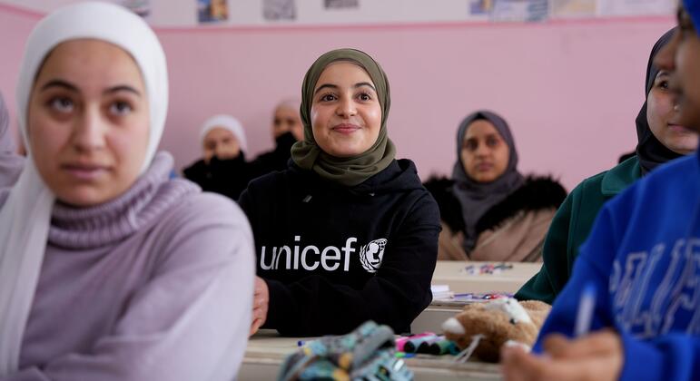 مزون المليحان سفيرة النوايا الحسنة لمنظمة اليونيسف والناشطة السورية في مجال التعليم (الوسط) تزور مدرسة للفتيات في ريف دمشق، سوريا.