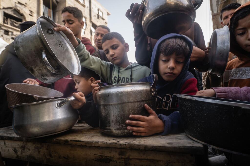 Ilham et sa famille sont soutenus par une cuisine de repas chauds avant le Ramadan Les enfants de Gaza reçoivent des repas chauds pendant le Ramadan dans une cuisine communautaire, ce qui souligne l'impact des déplacements et de l'aide humanitaire.