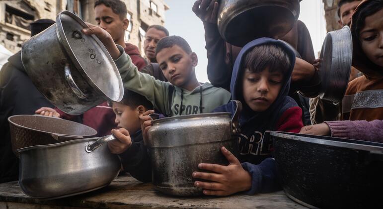 يتلقى الأطفال في غزة وجبات ساخنة خلال شهر رمضان من مطبخ مجتمعي، مما يسلط الضوء على تأثير النزوح والمساعدات الإنسانية.