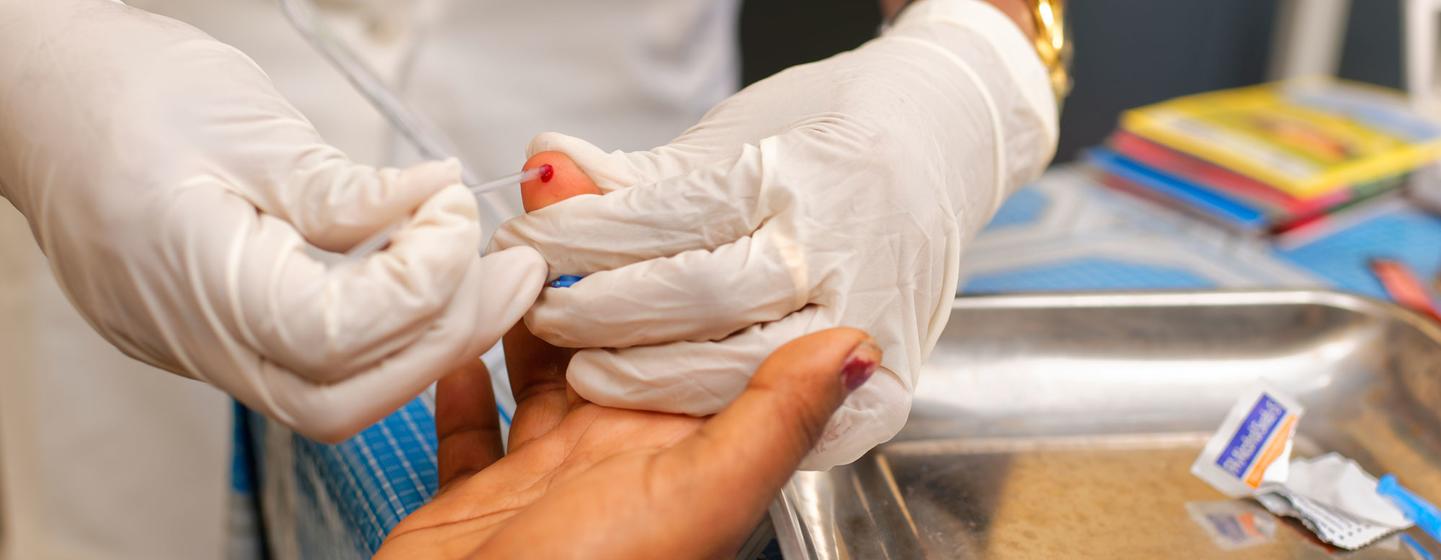 Une future mère subit un test de dépistage du VIH dans la région d'Analanjirofo, à Madagascar.