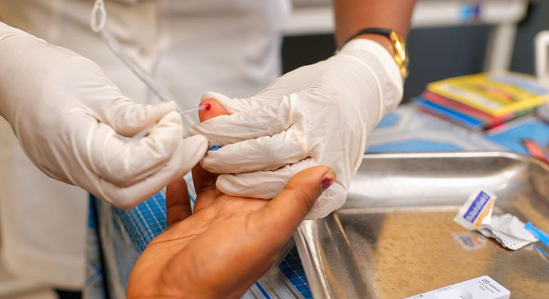 मैडागास्कर में एक महिला का, एचआईवी परीक्षण.