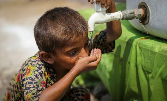 पाकिस्तान के सिंध प्रांत के लरकाना जिले में एक अस्थायी शिविर में यूनिसेफ़ द्वारा स्थापित एक जलपोत से एक 5 वर्षीय लड़का पानी पीते हुए.