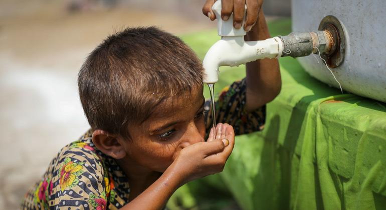 पाकिस्तान के सिन्ध प्रान्त के लरकाना ज़िले में एक अस्थाई शिविर में यूनीसेफ़ द्वारा स्थापित एक जलपोत से एक लड़का पानी पीते हुए.
