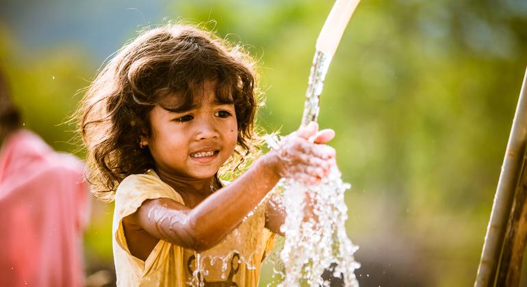 Примерно 26 процентов населения мира или два миллиарда человек  лишены доступа к безопасной питьевой воде