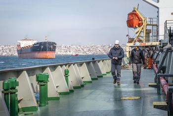 На фото: инспекция судна в рамках работы Совместного координационного центра.   