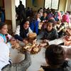 Les élèves d'une école de Marrakech, au Maroc, savourent ensemble un déjeuner de viande.