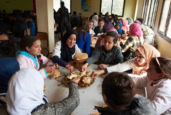 Les élèves d'une école de Marrakech, au Maroc, savourent ensemble un déjeuner de viande.